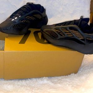 Yeezy sneakers 700 V3